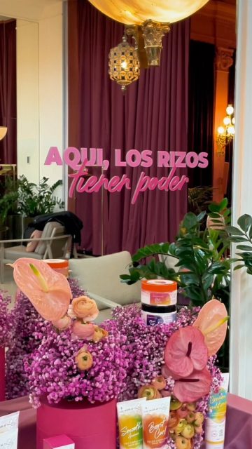 Acompañar el lanzamiento de @lessecretsdeloly_es en España está siendo todo un viaje, y no podríamos estar más emocionadas de presentar oficialmente la marca a la prensa 🎀

Contar con su fundadora, Kelly Massol @lolyspoon, compartiendo su visión cara a cara con las periodistas, aportó cercanía, pasión y toda el alma que hay detrás de la marca. Fue una velada llena de conversaciones, momentos compartidos y un toque de magia gracias a @lascartasdemarie, que la hizo aún más inolvidable ✨

A veces, todas las piezas encajan a la perfección y el resultado habla por sí solo. Gracias a todas las maravillosas periodistas que nos acompañaron en este momento tan especial 💫🌸. 

__

Supporting the launch of @lessecretsdeloly_es in Spain has been such a journey, and we couldn’t be more excited to officially introduce the brand to the press 🎀

Having its founder, Kelly Massol @lolyspoon, share her vision face-to-face with journalists brought a sense of closeness, passion, and all the soul behind the brand. It was an evening filled with meaningful conversations, shared moments, and a touch of magic thanks to @lascartasdemarie, which made it even more unforgettable ✨

Sometimes, all the pieces come together perfectly and the result speaks for itself. Thank you to all the wonderful journalists who joined us for such a special moment 💫