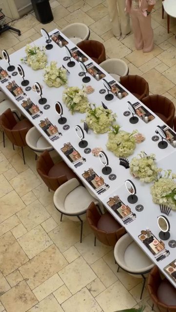 Ayer en Madrid el maquillaje fue la excusa, pero la magia la puso el equipo de @anastasiabeverlyhills y todos los que nos acompañasteis. 🍸✨ Una tarde en la pudimos conectar de tú a tú con influencers increíbles del mundo beauty, aprender técnicas exclusivas de la marca y transmitir pasión por lo que hacemos.

Qué regalo que que confiásteis en nosotras para organizar experiencias donde todo fluye así de bien. 

¡Gracias a todos los que lo hicisteis posible!

____

Makeup brought us together yesterday in Madrid, but the @anastasiabeverlyhills team and our amazing guests made it unforgettable. 🍸✨ 

We loved connecting one-on-one with such inspiring beauty influencers, diving into exclusive techniques, and celebrating our shared passion.

We feel so grateful for the trust placed in us to bring these seamless experiences to life. Thanks to everyone involved!

#AnastasiaBeverlyHills #ABHSpain #BeautyMasterclass #MadridEvents