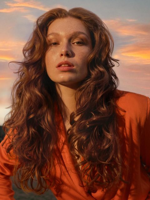🌅Hoy compartimos una de las últimas novedades de @kincosmetics en su línea de KINESSENCES Color: la Sunset Collection, una propuesta de rubios cálidos inspirados en la luz dorada de los atardeceres mediterráneos. Tonos vainilla, melocotón y fresa que aportan al cabello reflejos suaves, luminosos y llenos de vida.

🌟Para la comunidad de #KINLovers que busca rubios sun-kissed con calidez y frescura, esta colección merece un lugar en el salón.

_____________

🌅 We share one of the latest launches from @kincosmetics in its KINESSENCES Color line: the Sunset Collection, a range of warm blondes inspired by the golden light of Mediterranean sunsets. Vanila, peach and strawberry shades bring soft, luminous and vibrant highlights to the hair.

🌟For #KINLovers looking for sun-kissed blondes full of warmth and freshness, this collection deserves a place in the salon.