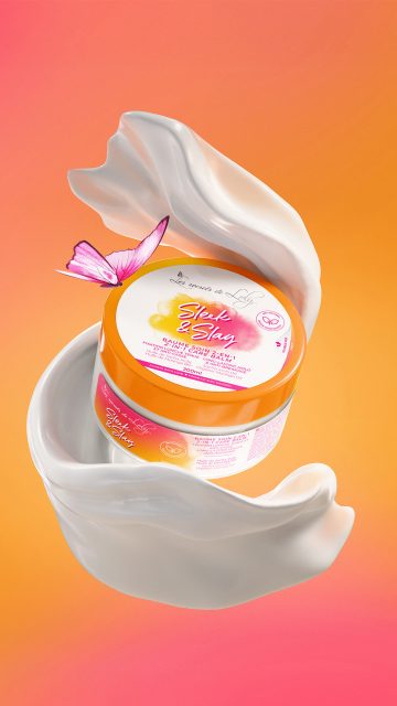 ¡Ya está aquí! Les Secrets de Loly acaba de presentar su última revolución: Sleek & Slay, el bálsamo de peinado 2 en 1 que estábamos esperando. 🥳

Lo que hace especial a este producto (y por qué nos encanta comunicarlo desde la agencia) es su capacidad para conseguir un acabado pulido impecable durante 24 horas, sin renunciar al cuidado profundo del cabello. 🌿

¿Por qué es un "must" en nuestro radar?

• Fórmula 98% natural: Con aceites de Sacha Inchi y Moringa que nutren y fortalecen la fibra capilar.
• Fijación real: 24H de control anti-rotura, sin residuos y con un acabado natural.
• Cuidado integral: No solo fija, sino que protege el cabello mientras creas tus looks favoritos.

Además, la marca lanza sus nuevos cepillos específicos para perfeccionar los baby hairs y elevar cualquier peinado al siguiente nivel. 😍

¡Corre a descubrirlo en sus puntos de venta oficiales!

__

It’s finally here! lessecretsdeloly_es has just unveiled its latest revolution: Sleek & Slay, the 2-in-1 styling balm we’ve all been waiting for. 🥳

What makes this product stand out—and why we love communicating it at the agency—is its ability to deliver a flawless, sleek finish for 24 hours without compromising on deep hair care. 🌿

Why is it a must on our radar?

• 98% natural formula: Enriched with Sacha Inchi and Moringa oils to nourish and strengthen the hair fiber.
• Real hold: 24H anti-breakage control, residue-free, and with a natural finish.
• Complete care: It doesn't just hold; it protects your hair while you create your favorite looks.

Plus, the brand is launching new specialized brushes to perfect your baby hairs and take any hairstyle to the next level. 😍

Hurry and discover it at their official points of sale!

#TheBeautyMakers #SleekAndSlay #CurlyHairCare #LesSecretsDeLolyEspaña #LSDL